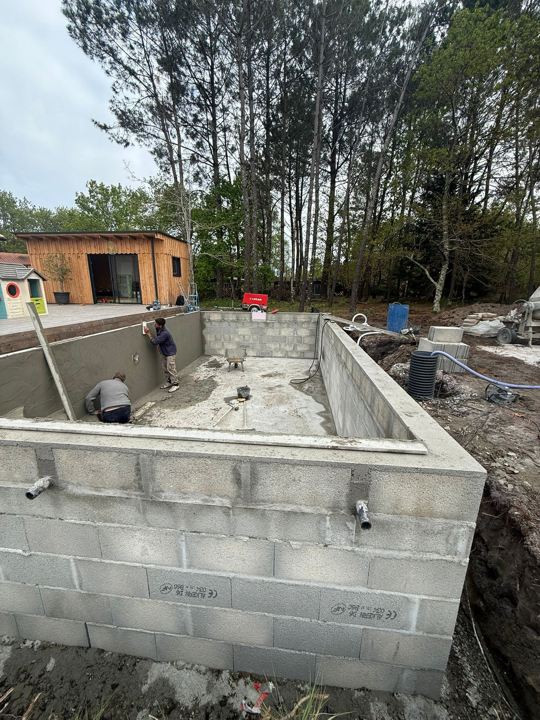 Construction d'une piscine maçonnée : les étapes de A à Z